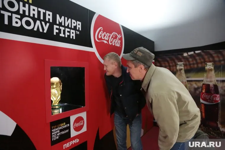 Все желающие без проблем могут посмотреть на Кубок – очередей практически нет