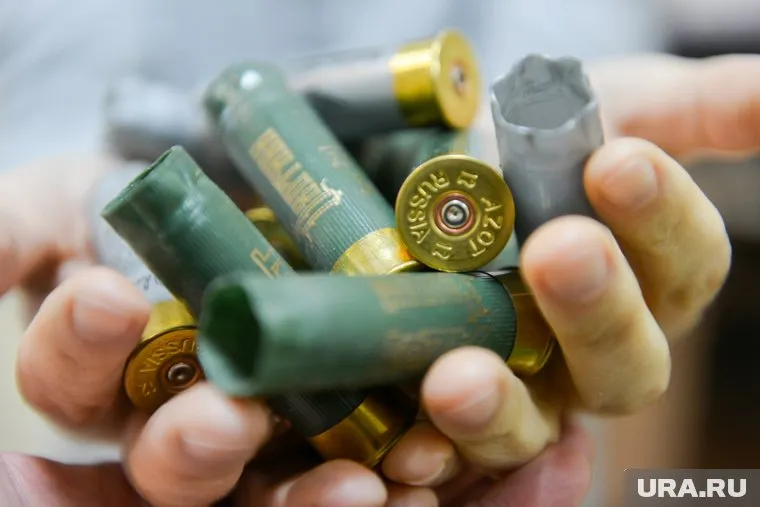 Свердловчанин разыгрывает стреляную гильзу из зоны СВО (фото из архива)