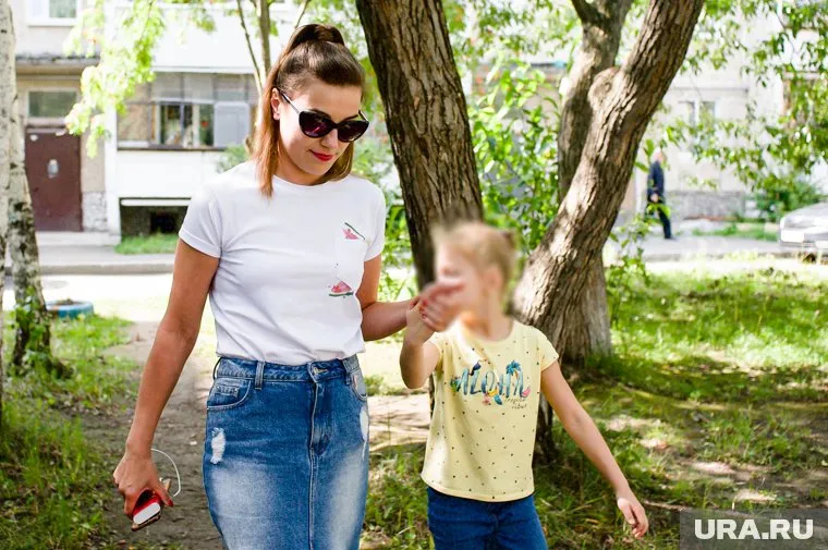 Сейчас летчик с женой и детьми живет в обычной хрущевке