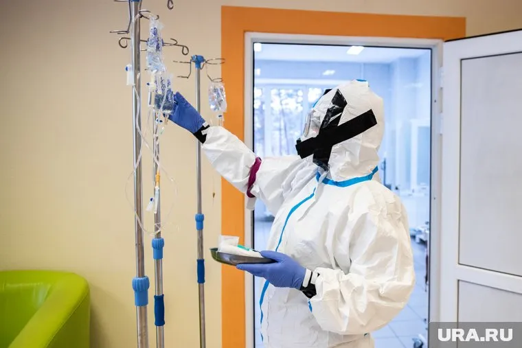 Люди все еще плохо знают COVID-19, отметил Петр Чумаков