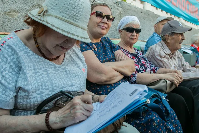 Митинг против пенсионной реформы. Курган, сбор подписей, пенсионерки, пожилые женщины