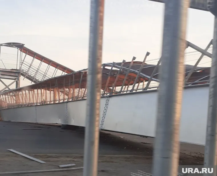 Под Курганом рухнул надземный переход, который построили в конце августа
