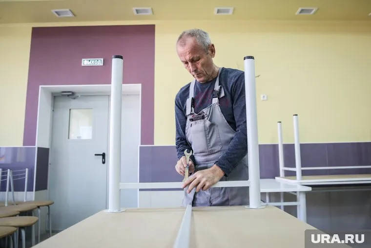 Сборщику мебели предлагают зарплату до 300 тысяч рублей