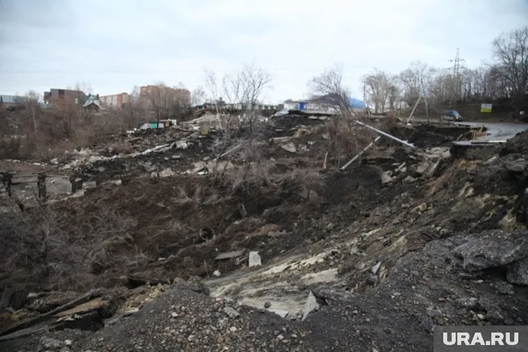 Десятки людей оказались погребены под оползнем в Китае