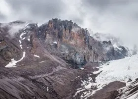 Тела погибших туристов начали спускать с Эльбруса