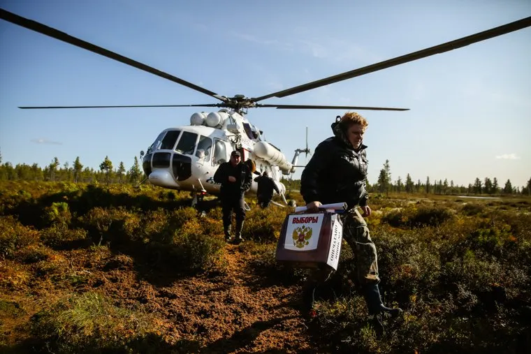 Предварительное голосование на хантыйских стойбищах. Сургутский район, вертолет, выборы, предварительное голосование, урна для голосования