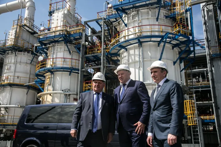 Визит Николая Цуканова , полномочного представителя президента на ЖД вокзал , строительство кольцевой автодороги и НПЗ. Тюмень. (необр)
