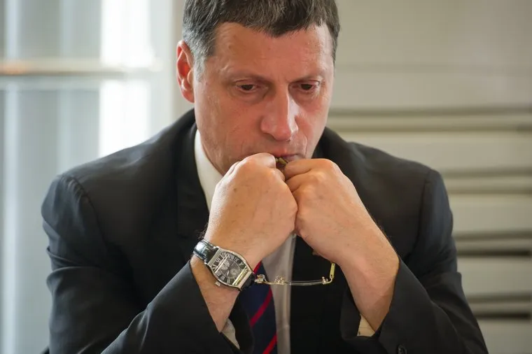 Выездное заседание правительства Свердловской области в Первоуральске, очки в руках, рапопорт леонид