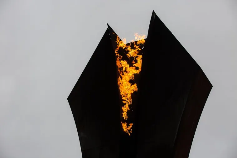 Виды города. Когалым, факел, памятник героям нефтяникам