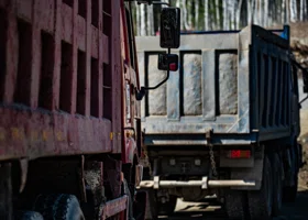 В Ростовской области самосвал с поднятым кузовом влетел в путепровод