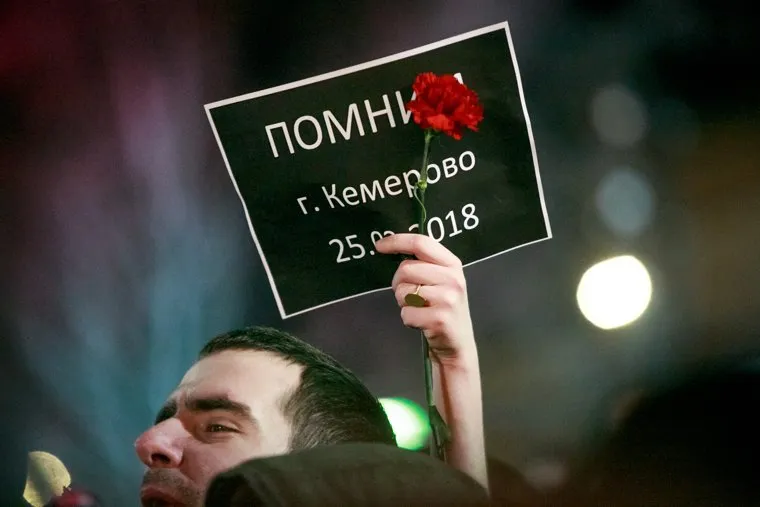 Акция памяти погибших при пожаре в Кемерове в ТЦ "Зимняя вишня". Тверская улица, Москва, плакаты, помним, гвоздика, трагедия в кемерове