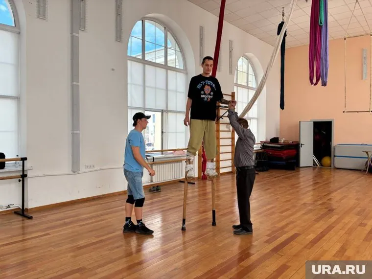 Челябинские артисты готовятся к уличному спектаклю 