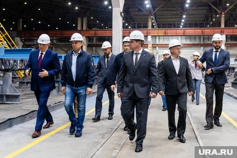 Курганский губернатор Вадим Шумков (слева, с нашивками на рукаве) осмотрел новый производственный комплекс во время его запуска