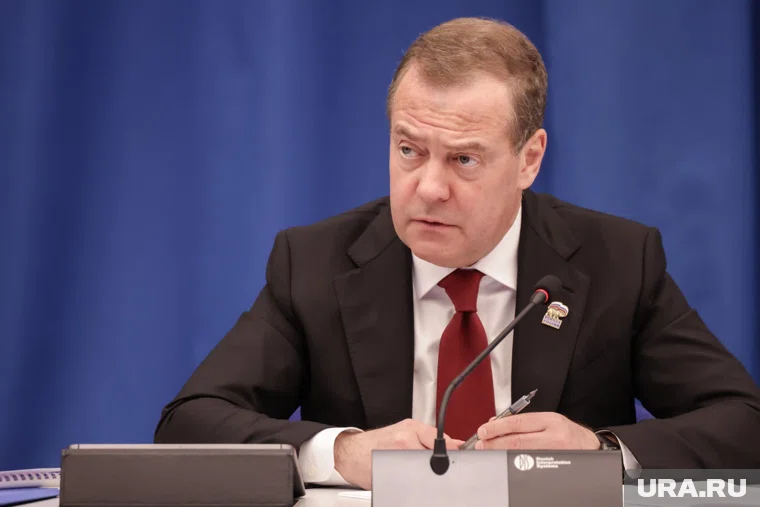 Медведев заявил, что план по доукомплектованию российской армии почти выполнен