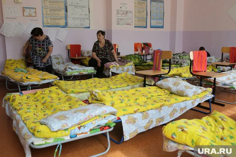 Эвакуированных перемещают в пункты временного размещения