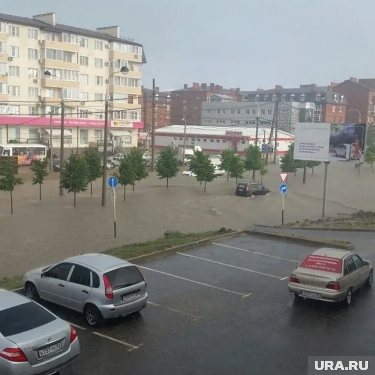 Смелые автомобилисты пытались проехать сквозь потоки воды