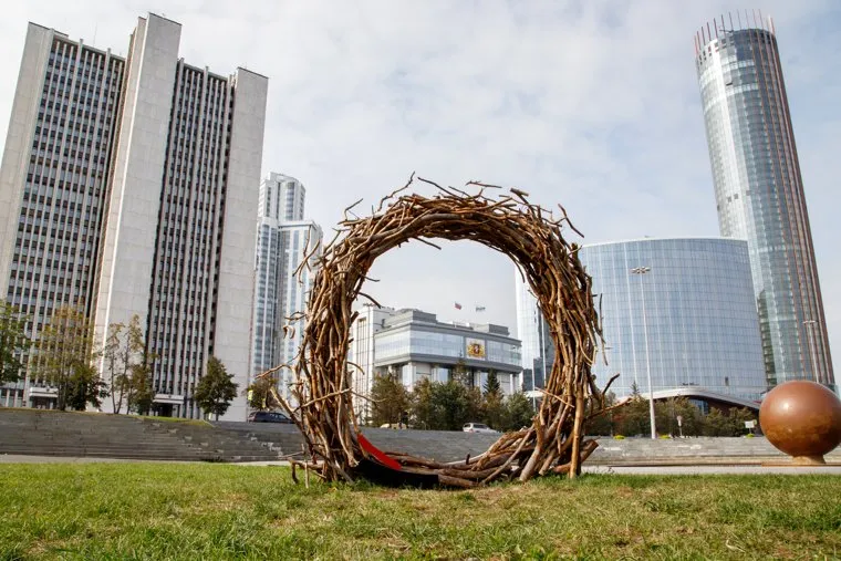Дом на Тургенева и Декоративные инсталляции на Октябрьской площади. Екатеринбург, законодательное собрание со, заксо, екатеринбург-сити, екатеринбург, здание правительства свердловской области, инсталляции, декорация, скульптуры из веток