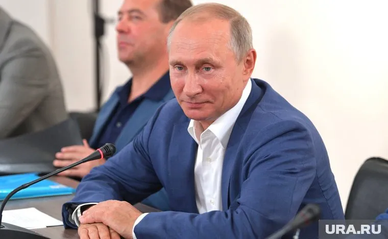 Подмену обнаружили журналисты, сравнившие официальное фото с подделкой