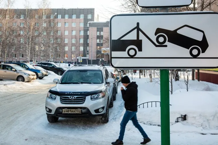 Парковки перед офисами компании «Сургутнефтегаз». Сургут