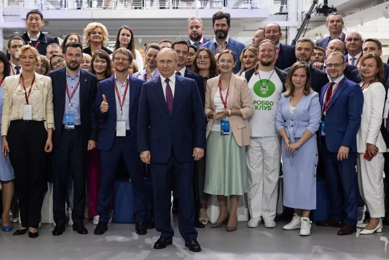 Владимир Путин на пленарном заседании форума АСИ. Москва