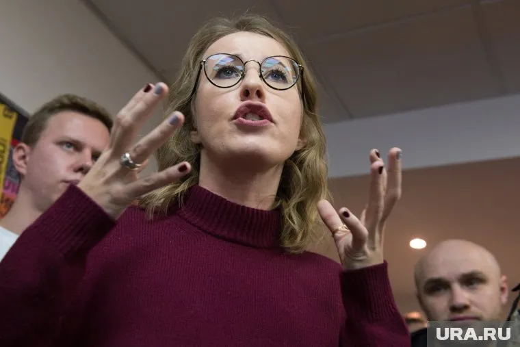 Журналистка передала российскому лидеру папку с именами и фамилиями