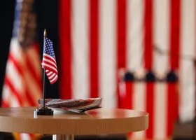 Госсекретарь США пришел на свою последнюю пресс-конференцию с собакой