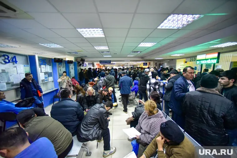 По словам Кириленко, мигранты начали регистрироваться из-за массовых облав