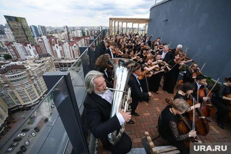 На крышу ЖК «Форум сити» поднялось 100 музыкантов