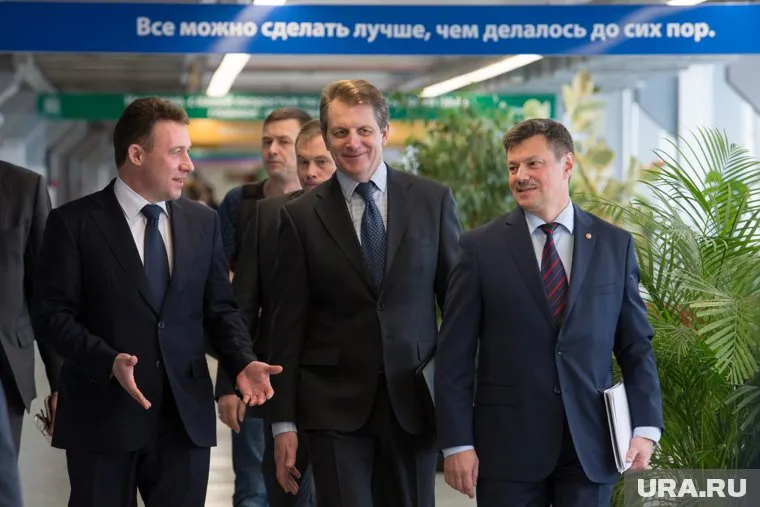 Виктор Гузь (в центре) является советником полпреда Игоря Холманских (слева), он назначен на пост главы набсовета "КР" в мае 2017 года