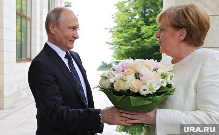 Путин подарил Меркель букет роз и фезалий