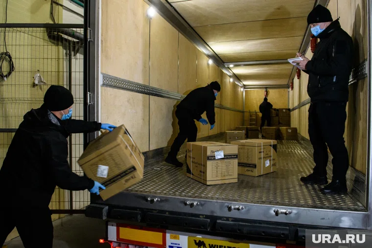 В составе груза —  техника, оборудование, стройматериалы