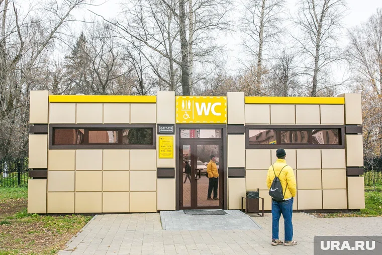 В Тюмени провели плановую замену общественных туалетов в двух скверах — Тенистом и Льва Ровнина