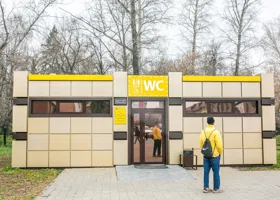 В Тюмени установили общественные туалеты с дополнительными удобствами сразу в двух скверах