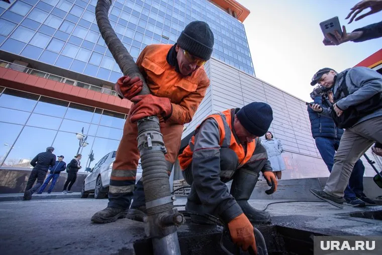 Двое сотрудников коммунальной службы застряли в люке коллектора на территории детсада (архивное фото)