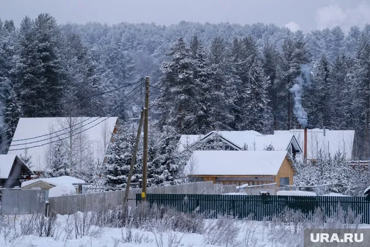 Бабушка и дедушка из свердловской деревни переживают за судьбу внучки, которую силой забрали в город