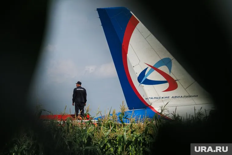 Похожая экстренная посадка в поле самолета «Уральских авиалинии» была в 2019 году (архивное фото)