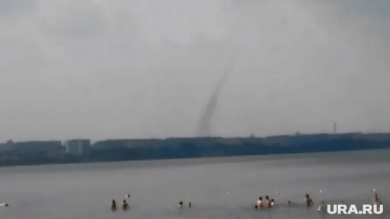 Смерч на челябинском озере попал на видео