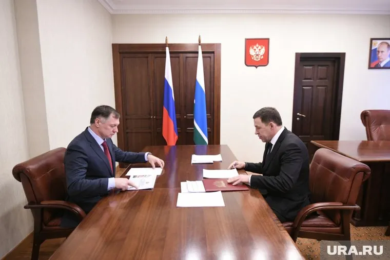 Председатель правительства РФ Марат Хуснуллин (слева) встретился с губернатором Свердловской области Евгением Куйвашевым