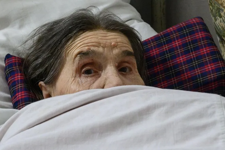 Нина Кузова и ее сын в подвале дома. Нагорный Карабах, Степанакерт