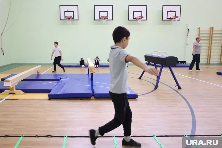 Мальчик подвернул ногу на уроке