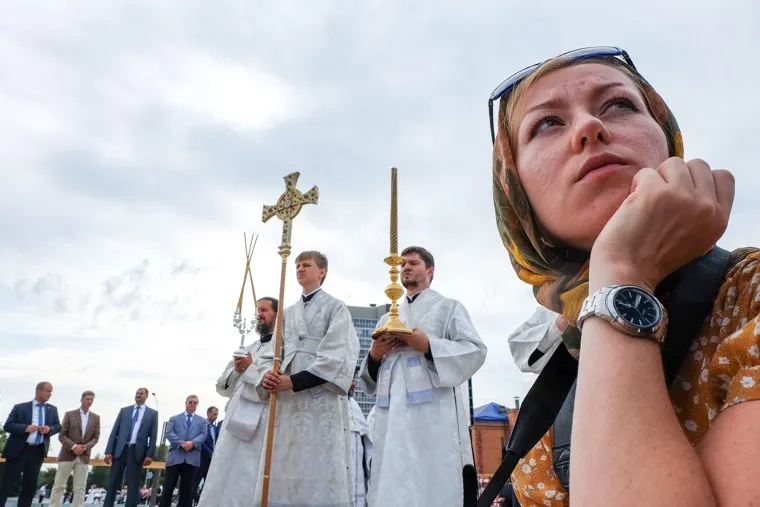 Патриарх Кирилл в Кургане на церемонии освящения закладного камня Троицкого храма, священники, верующие, православие, паства
