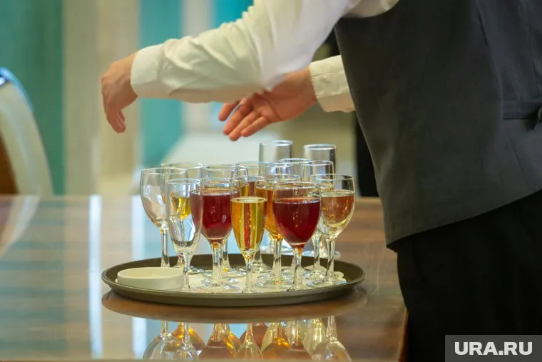 Более 70 летчиков чуть не отравились смертельным ядом на юбилее выпуска из АВВАКУЛ