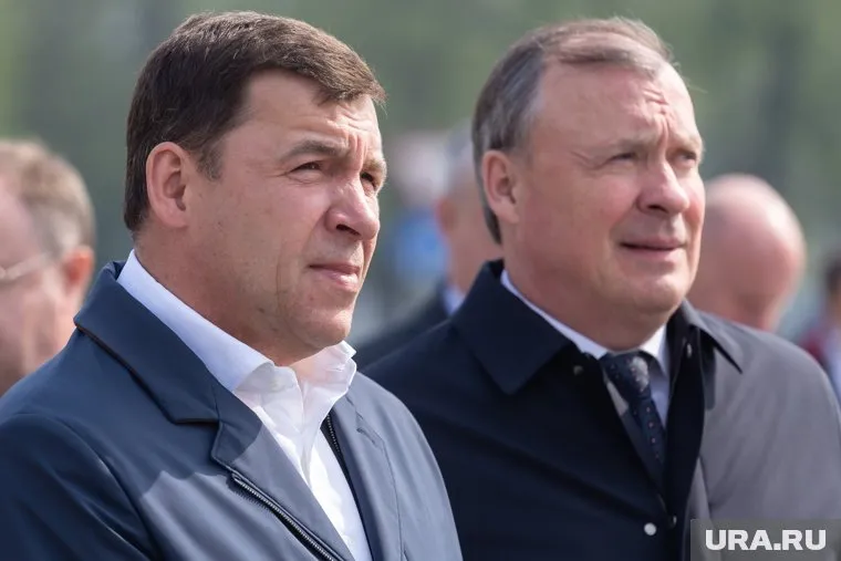 Евгений Куйвашев предоставил Алексею Орлову (на заднем плане) пространство для маневра