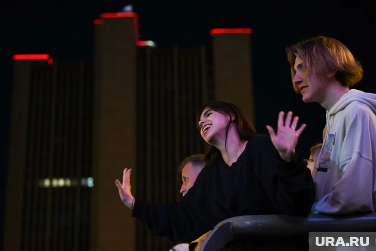 Екатеринбуржцы превратились в хаотичный хор