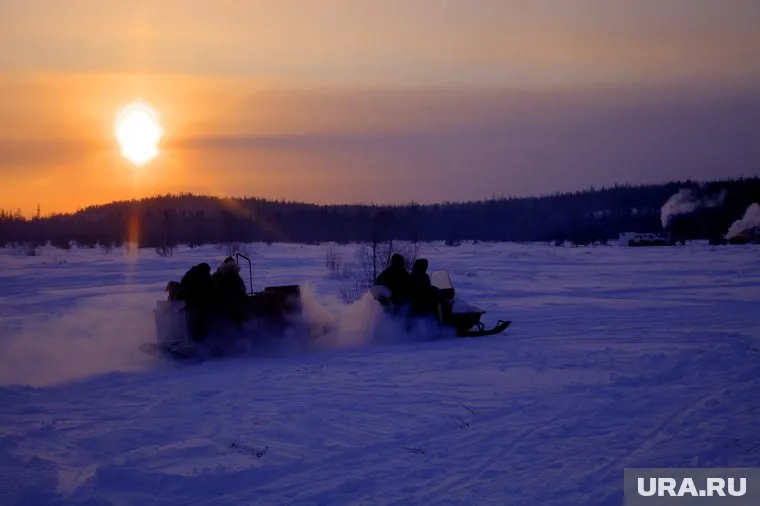 Двое снегоходчиков провалилась под лед
