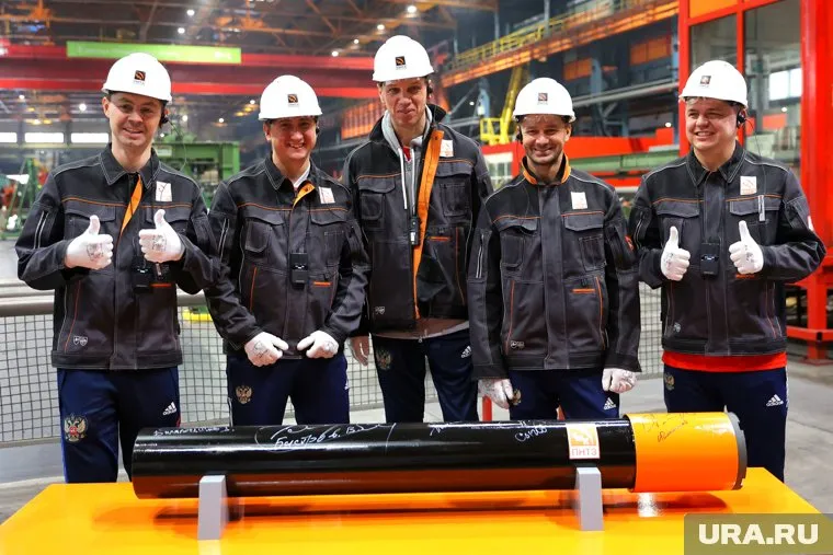 Спортсмены побывали на площадках завода и приняли участие в производственных процессах