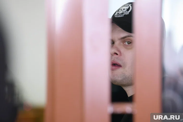 На скамье подсудимых — восемь крепких парней