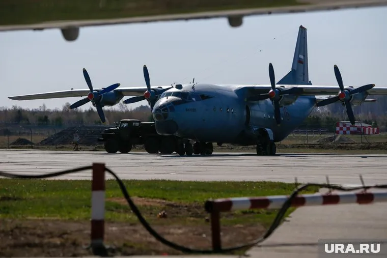 Ан-12 потерпел крушение в Греции (фото из архива)