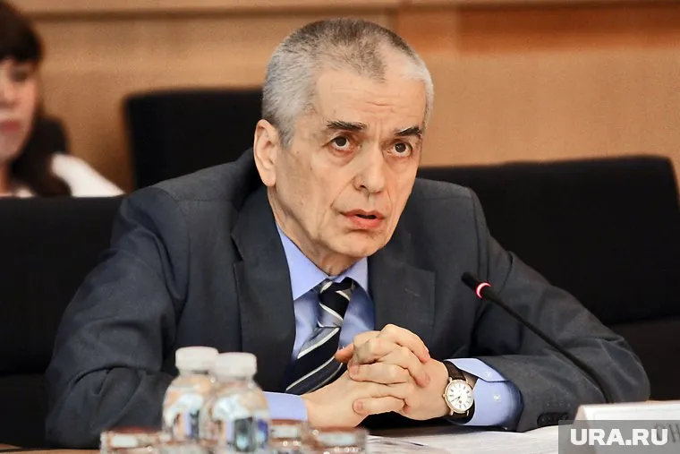 В случае полного перехода на цифровые учебники школьникам должны бесплатно выдавать технику, отметил Геннадий Онищенко