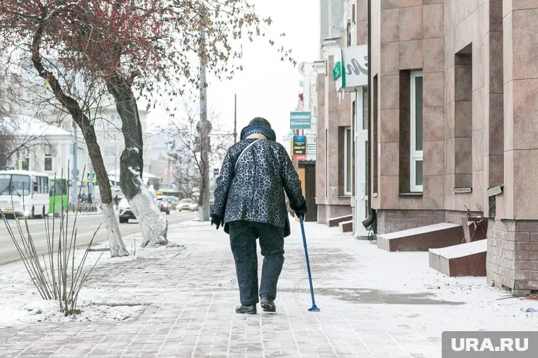 Пожилым гражданам и людям с хроническими заболеваниями с понедельника запрещено покидать свои дома